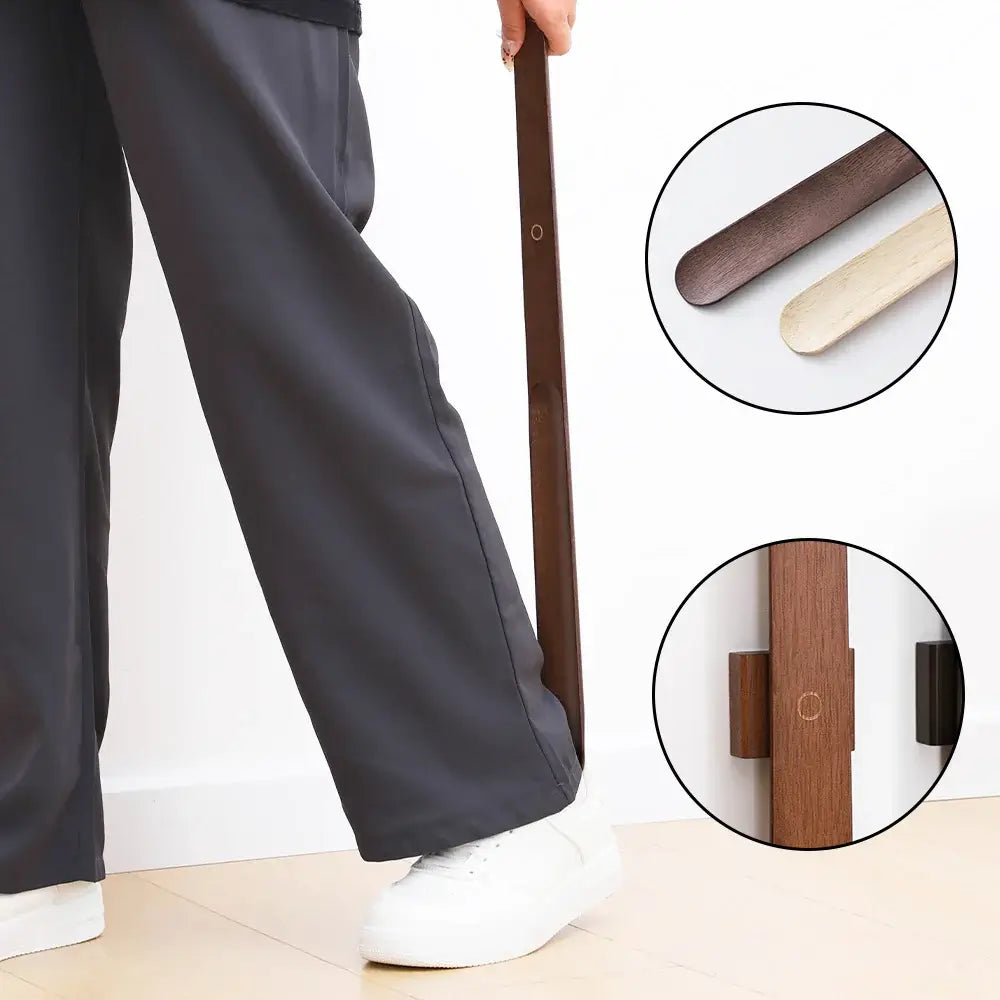 Långt Skohorn i trä 55 cm– miljöbild i hemmet skonsam mot ryggen| TreatMyShoes.com